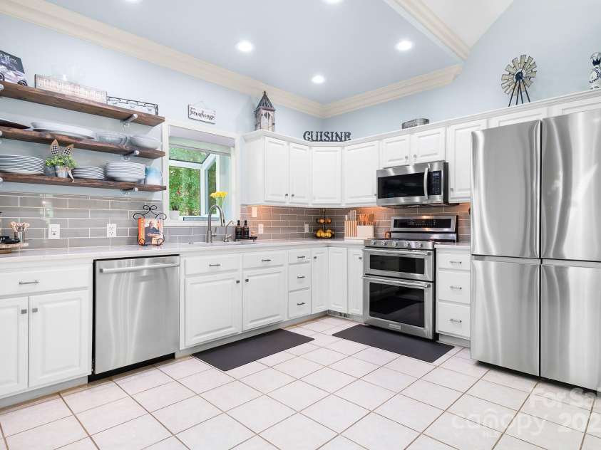 317 Marietta Road, Mooresville, NC 28117.  MLS# CAR4253368, YatesRealty ID 18093. Double Gas Oven, bottom one convection.