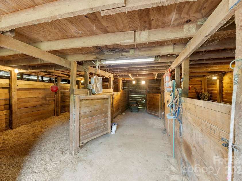 124 Neumann Run, Belmont, NC 28012.  MLS# CAR4247921, YatesRealty ID 18094. Barn