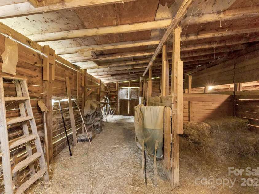124 Neumann Run, Belmont, NC 28012.  MLS# CAR4247921, YatesRealty ID 18094. Barn