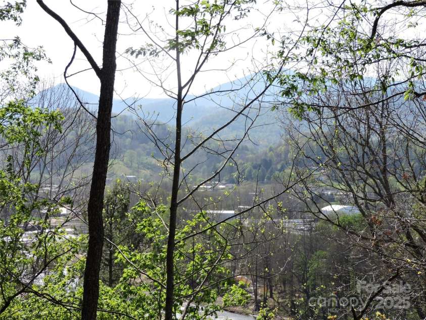 380 River Ridge Drive, Burnsville, NC 28714.  MLS# CAR4248801, YatesRealty ID 18096. 