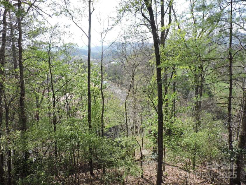 380 River Ridge Drive, Burnsville, NC 28714.  MLS# CAR4248801, YatesRealty ID 18096. 