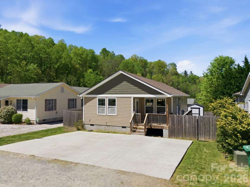9 Half Moon Drive, Swannanoa, NC 28778.  MLS# CAR4370458, YatesRealty ID 18097. 