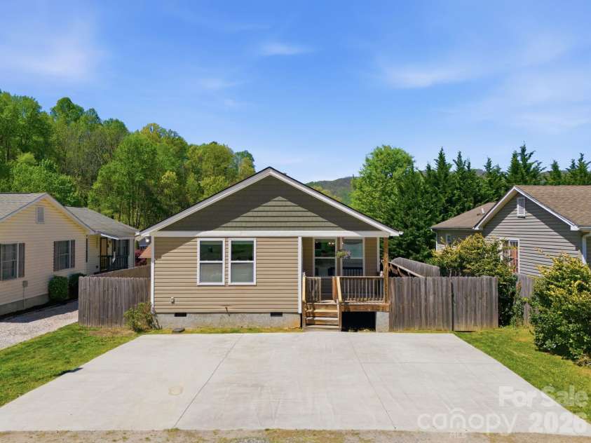 9 Half Moon Drive, Swannanoa, NC 28778.  MLS# CAR4370458, YatesRealty ID 18097. 