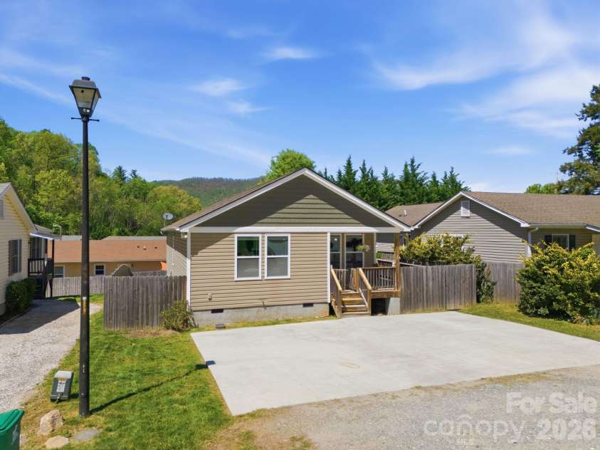 9 Half Moon Drive, Swannanoa, NC 28778.  MLS# CAR4370458, YatesRealty ID 18097. 