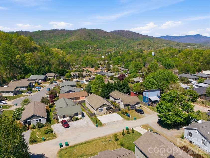 9 Half Moon Drive, Swannanoa, NC 28778.  MLS# CAR4370458, YatesRealty ID 18097. 