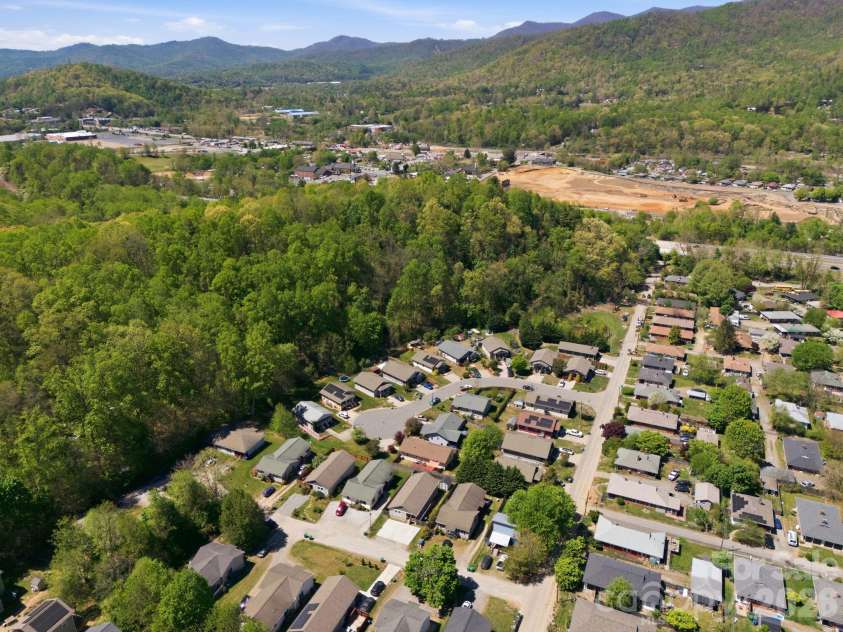 9 Half Moon Drive, Swannanoa, NC 28778.  MLS# CAR4370458, YatesRealty ID 18097. 