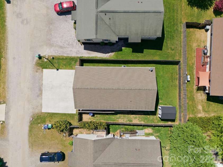9 Half Moon Drive, Swannanoa, NC 28778.  MLS# CAR4370458, YatesRealty ID 18097. 