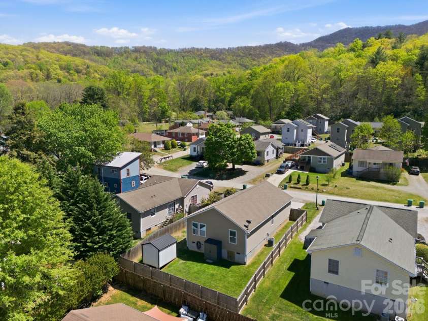 9 Half Moon Drive, Swannanoa, NC 28778.  MLS# CAR4370458, YatesRealty ID 18097. 