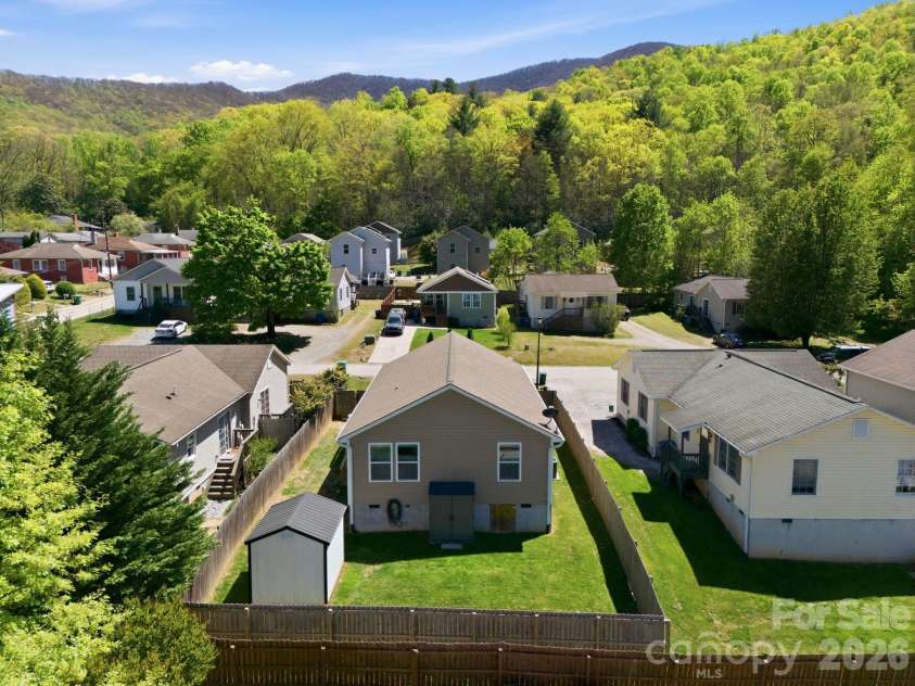 9 Half Moon Drive, Swannanoa, NC 28778.  MLS# CAR4370458, YatesRealty ID 18097. 