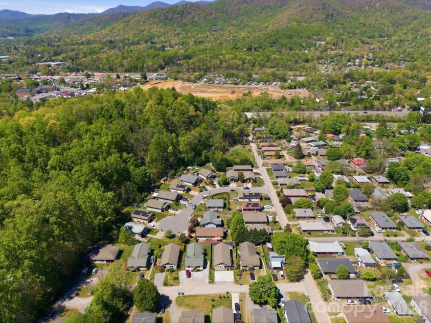 9 Half Moon Drive, Swannanoa, NC 28778.  MLS# CAR4370458, YatesRealty ID 18097. 