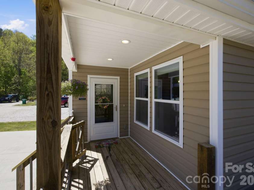 9 Half Moon Drive, Swannanoa, NC 28778.  MLS# CAR4370458, YatesRealty ID 18097. 
