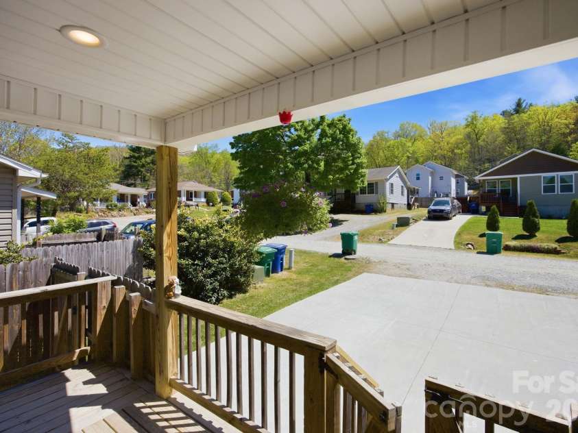 9 Half Moon Drive, Swannanoa, NC 28778.  MLS# CAR4370458, YatesRealty ID 18097. 
