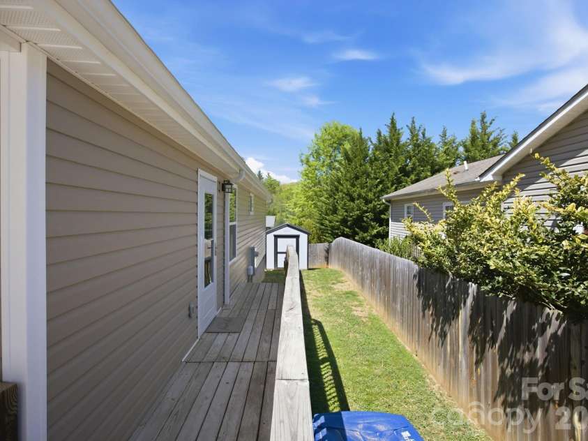 9 Half Moon Drive, Swannanoa, NC 28778.  MLS# CAR4370458, YatesRealty ID 18097. 