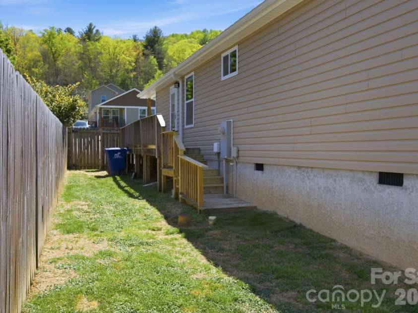 9 Half Moon Drive, Swannanoa, NC 28778.  MLS# CAR4370458, YatesRealty ID 18097. 