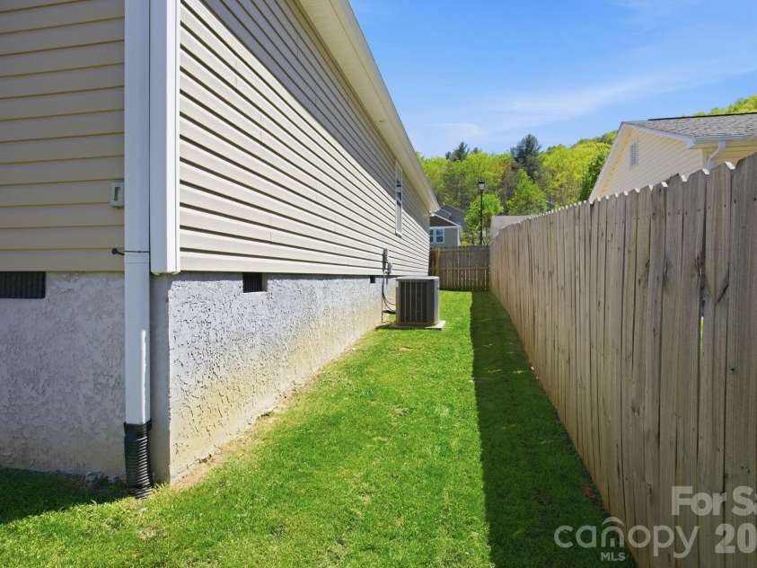 9 Half Moon Drive, Swannanoa, NC 28778.  MLS# CAR4370458, YatesRealty ID 18097. 