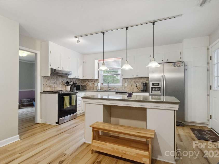 1821 Bonnie Lane, Charlotte, NC 28213.  MLS# CAR4264197, YatesRealty ID 18100. 