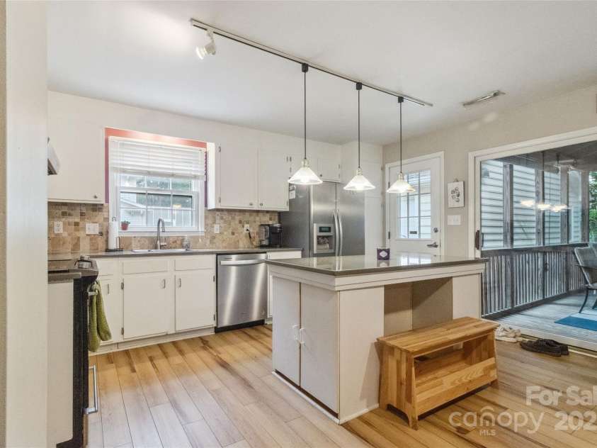 1821 Bonnie Lane, Charlotte, NC 28213.  MLS# CAR4264197, YatesRealty ID 18100. 