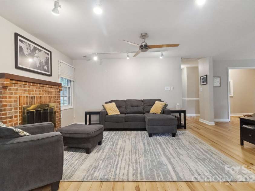 1821 Bonnie Lane, Charlotte, NC 28213.  MLS# CAR4264197, YatesRealty ID 18100. 