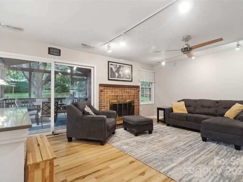 1821 Bonnie Lane, Charlotte, NC 28213.  MLS# CAR4264197, YatesRealty ID 18100. 