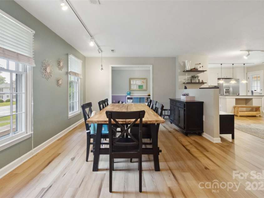 1821 Bonnie Lane, Charlotte, NC 28213.  MLS# CAR4264197, YatesRealty ID 18100. 