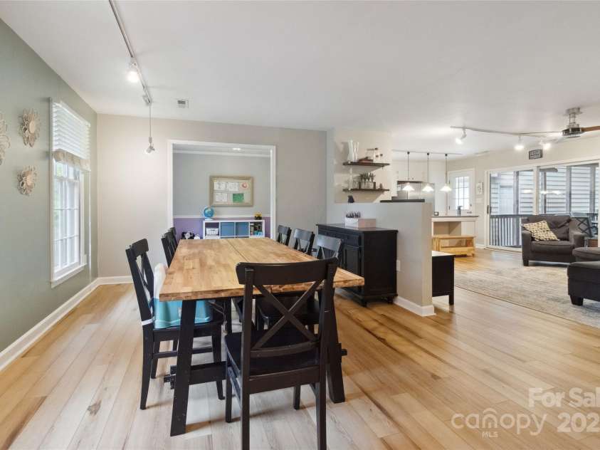 1821 Bonnie Lane, Charlotte, NC 28213.  MLS# CAR4264197, YatesRealty ID 18100. 