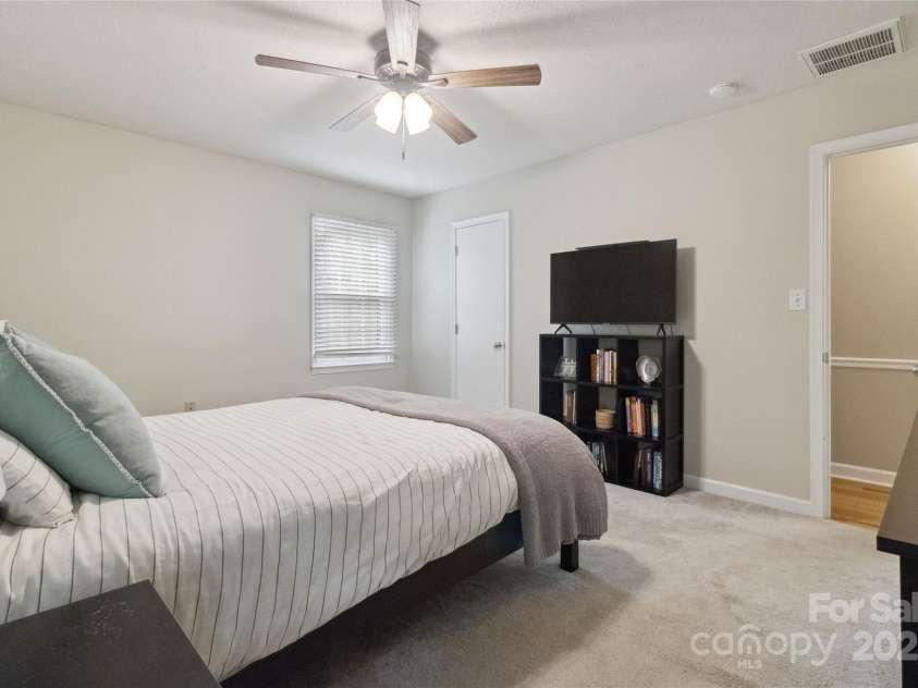 1821 Bonnie Lane, Charlotte, NC 28213.  MLS# CAR4264197, YatesRealty ID 18100. 