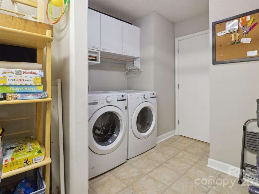 1821 Bonnie Lane, Charlotte, NC 28213.  MLS# CAR4264197, YatesRealty ID 18100. 