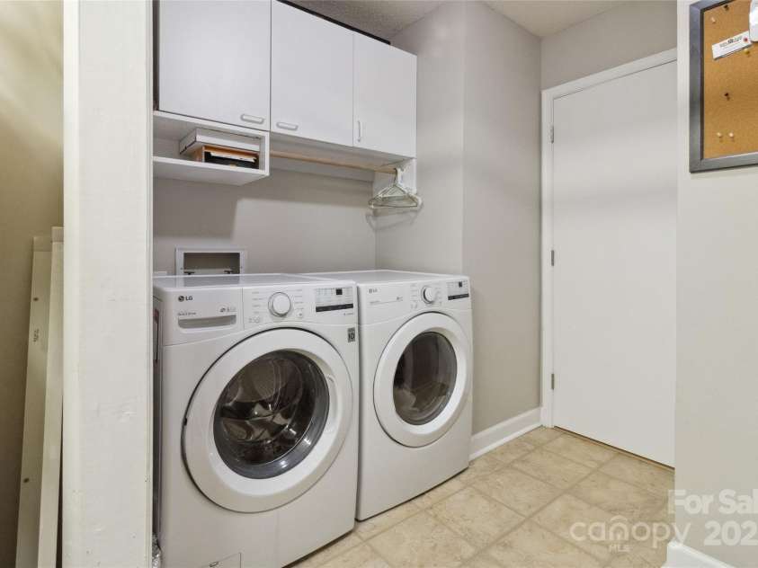 1821 Bonnie Lane, Charlotte, NC 28213.  MLS# CAR4264197, YatesRealty ID 18100. 