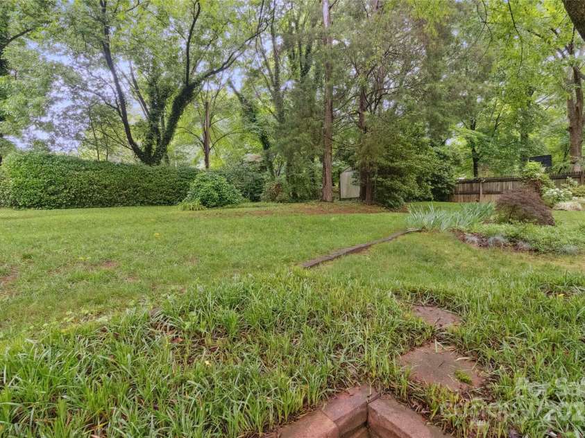 1821 Bonnie Lane, Charlotte, NC 28213.  MLS# CAR4264197, YatesRealty ID 18100. 