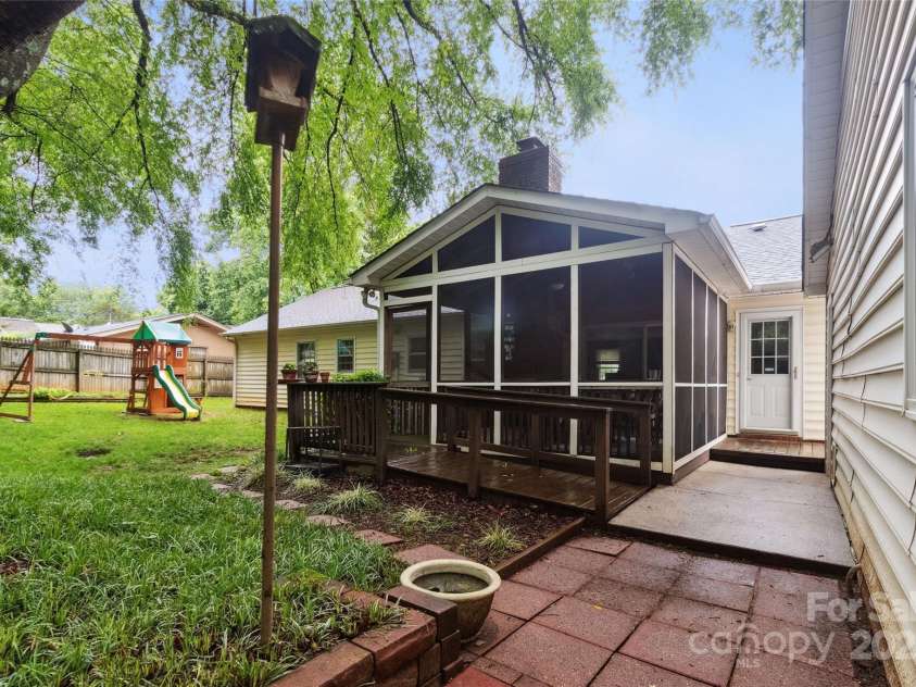1821 Bonnie Lane, Charlotte, NC 28213.  MLS# CAR4264197, YatesRealty ID 18100. 