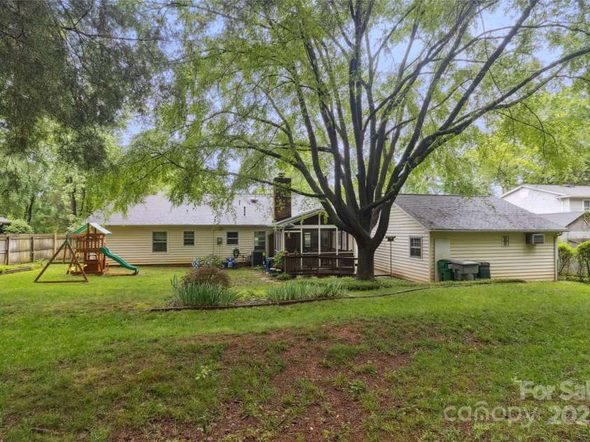 1821 Bonnie Lane, Charlotte, NC 28213.  MLS# CAR4264197, YatesRealty ID 18100. 