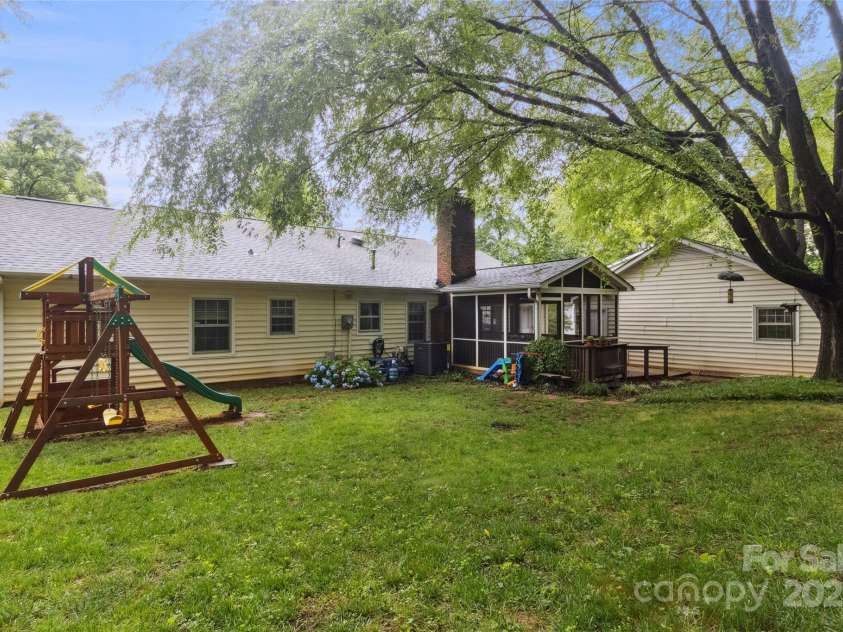 1821 Bonnie Lane, Charlotte, NC 28213.  MLS# CAR4264197, YatesRealty ID 18100. 