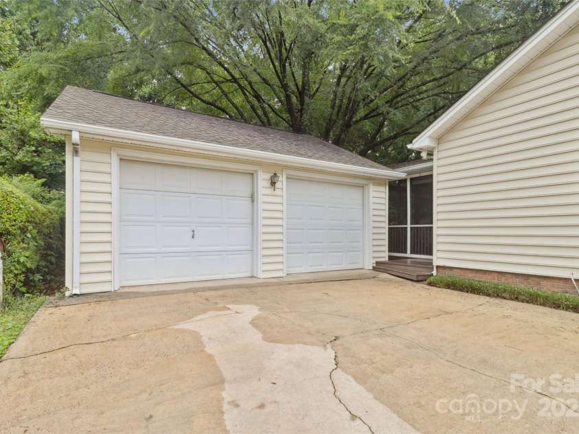 1821 Bonnie Lane, Charlotte, NC 28213.  MLS# CAR4264197, YatesRealty ID 18100. Detached garage