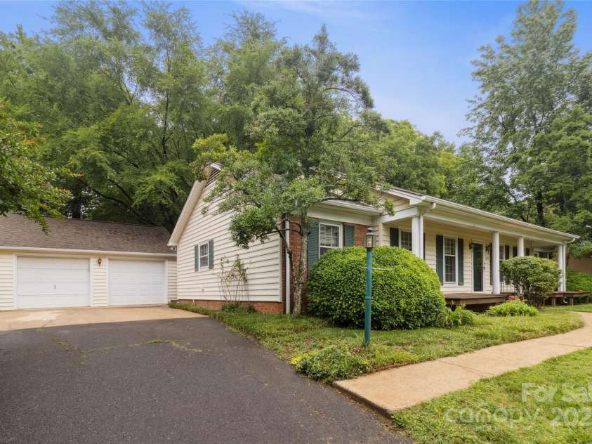 1821 Bonnie Lane, Charlotte, NC 28213.  MLS# CAR4264197, YatesRealty ID 18100. Welcome to Bonnie Lane