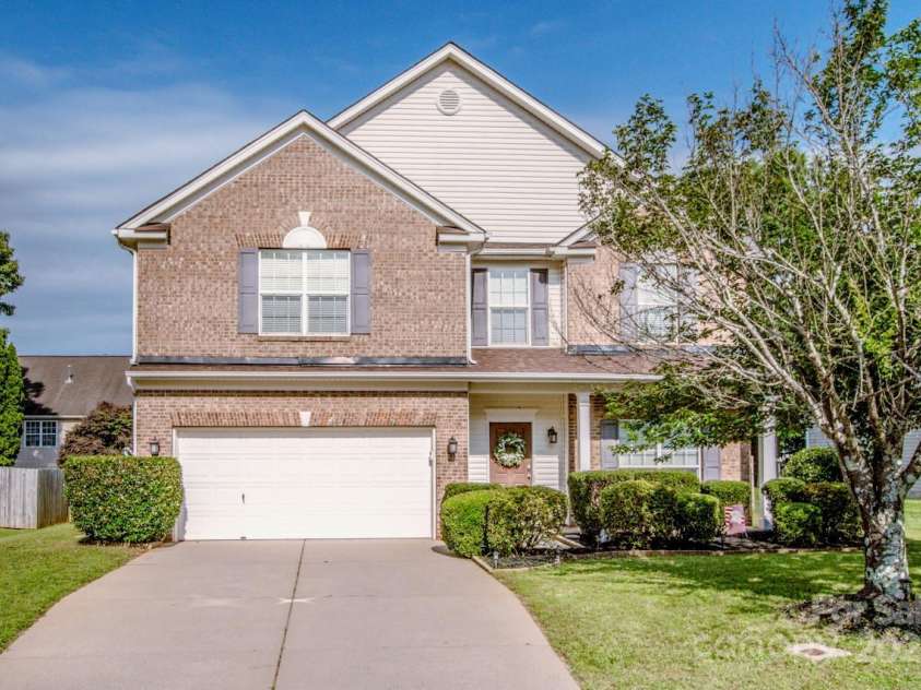 107 Golden Valley Drive, Mooresville, NC 28115.  MLS# CAR4267707, YatesRealty ID 18101. Welcome home to 107 Golden Valley Drive!