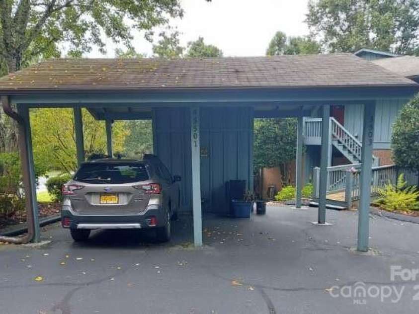 3503 Mountain Top Way, Hendersonville, NC 28739.  MLS# CAR4232663, YatesRealty ID 18102. 