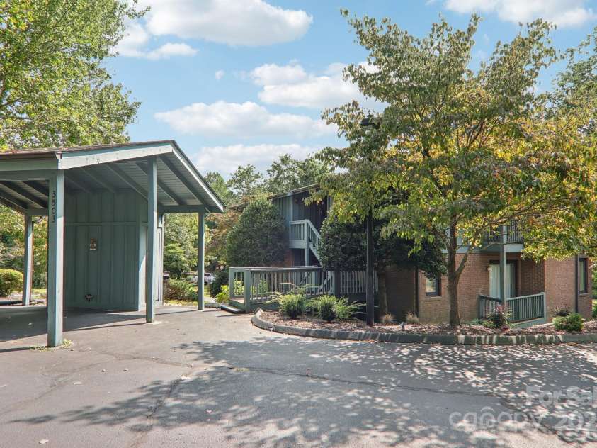 3503 Mountain Top Way, Hendersonville, NC 28739.  MLS# CAR4232663, YatesRealty ID 18102. 