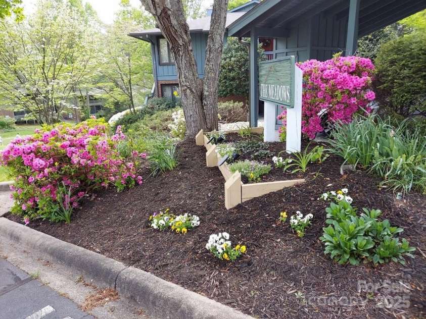 3503 Mountain Top Way, Hendersonville, NC 28739.  MLS# CAR4232663, YatesRealty ID 18102. Beautiful colors