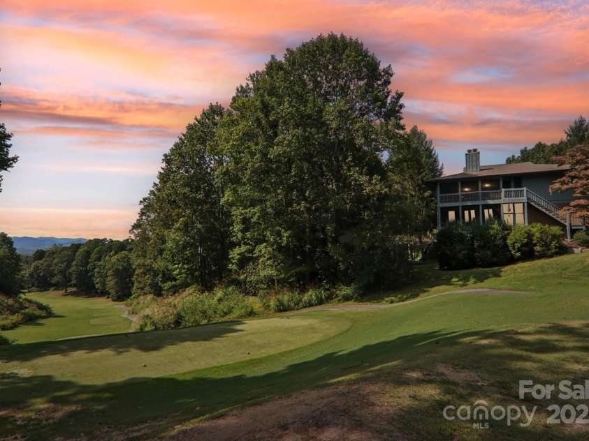 3503 Mountain Top Way, Hendersonville, NC 28739.  MLS# CAR4232663, YatesRealty ID 18102. Main floor living