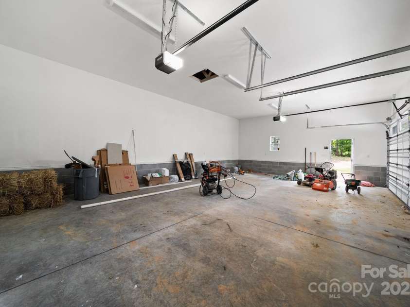 4460 R L Lane, Midland, NC 28107.  MLS# CAR4302078, YatesRealty ID 18103. Finished Garage