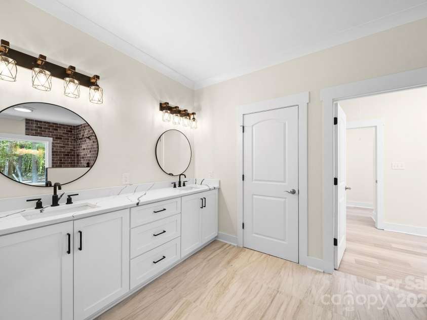 4460 R L Lane, Midland, NC 28107.  MLS# CAR4302078, YatesRealty ID 18103. Primary bathroom