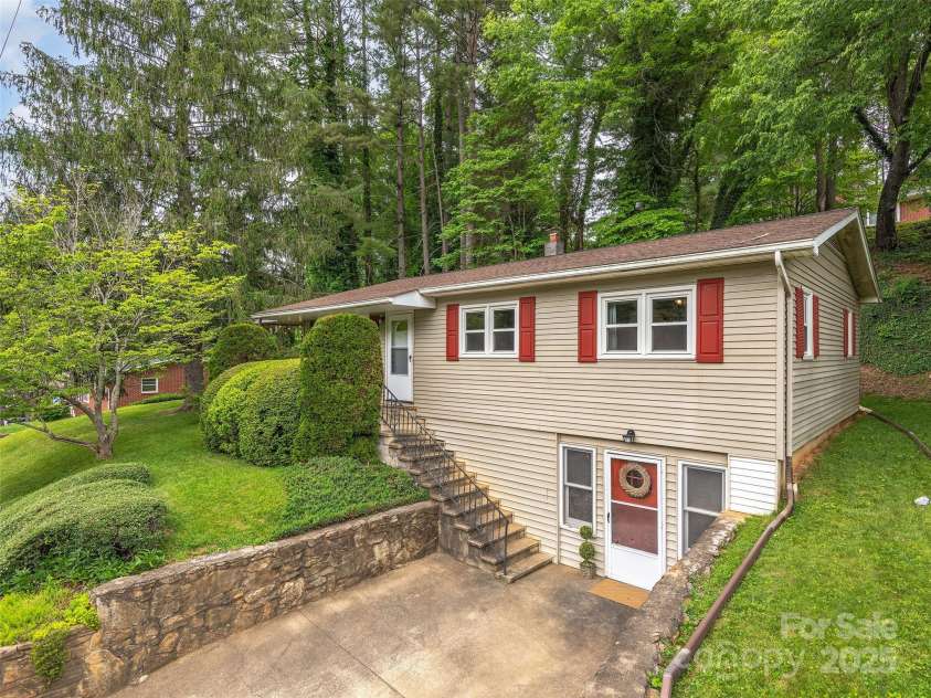 57 Park Drive, Waynesville, NC 28786.  MLS# CAR4263242, YatesRealty ID 18103. 