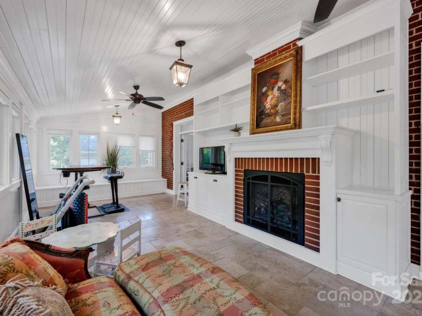 361 5th Street, Hickory, NC 28601.  MLS# CAR4264929, YatesRealty ID 18105. 