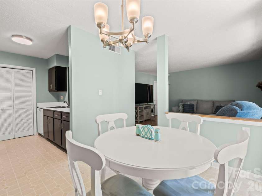 11066 Harrowfield Road, Charlotte, NC 28226.  MLS# CAR4375150, YatesRealty ID 18106. 