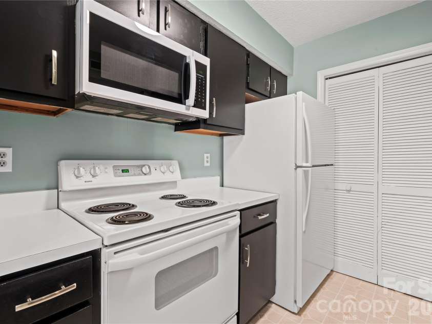 11066 Harrowfield Road, Charlotte, NC 28226.  MLS# CAR4375150, YatesRealty ID 18106. 