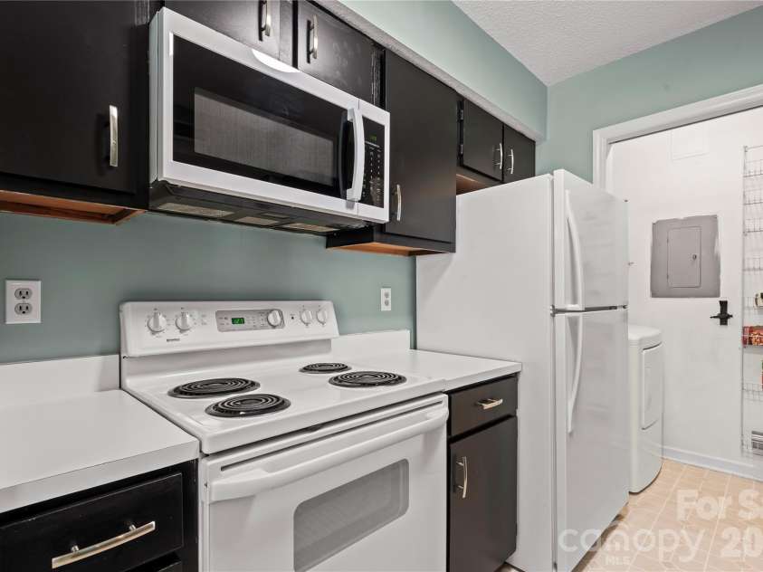 11066 Harrowfield Road, Charlotte, NC 28226.  MLS# CAR4375150, YatesRealty ID 18106. 