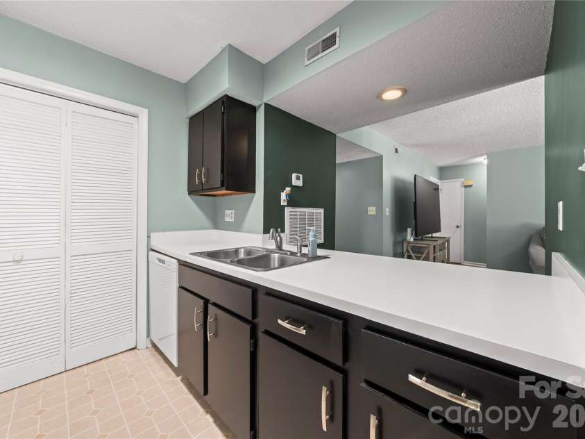 11066 Harrowfield Road, Charlotte, NC 28226.  MLS# CAR4375150, YatesRealty ID 18106. 