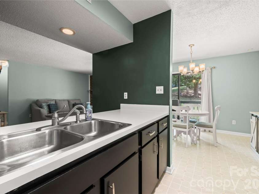 11066 Harrowfield Road, Charlotte, NC 28226.  MLS# CAR4375150, YatesRealty ID 18106. 