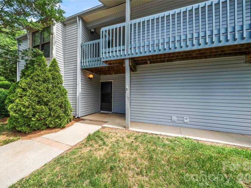 11066 Harrowfield Road, Charlotte, NC 28226.  MLS# CAR4375150, YatesRealty ID 18106. 