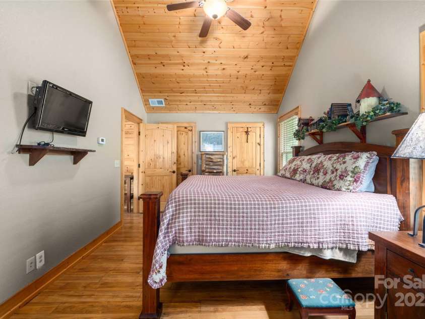 86 Sweet Birch Drive, Maggie Valley, NC 28751.  MLS# CAR4261566, YatesRealty ID 18106. 3rd bedroom